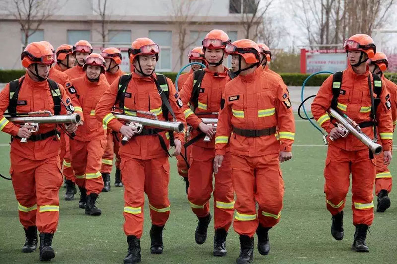 消防硬汉暖心救援，满满的正能量