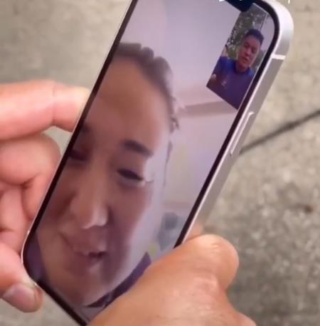 <b>消防员向牺牲队友的爸妈送去中秋</b>